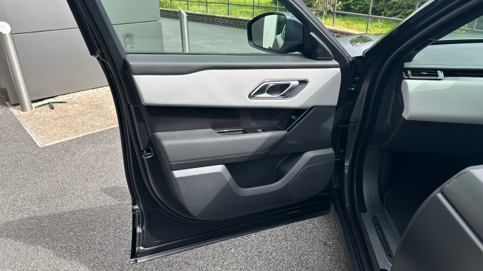 Land Rover Range Rover Velar 3.0 D300 MHEV Belgravia Edition Satin 5dr Auto Diesel Estate - Image 23